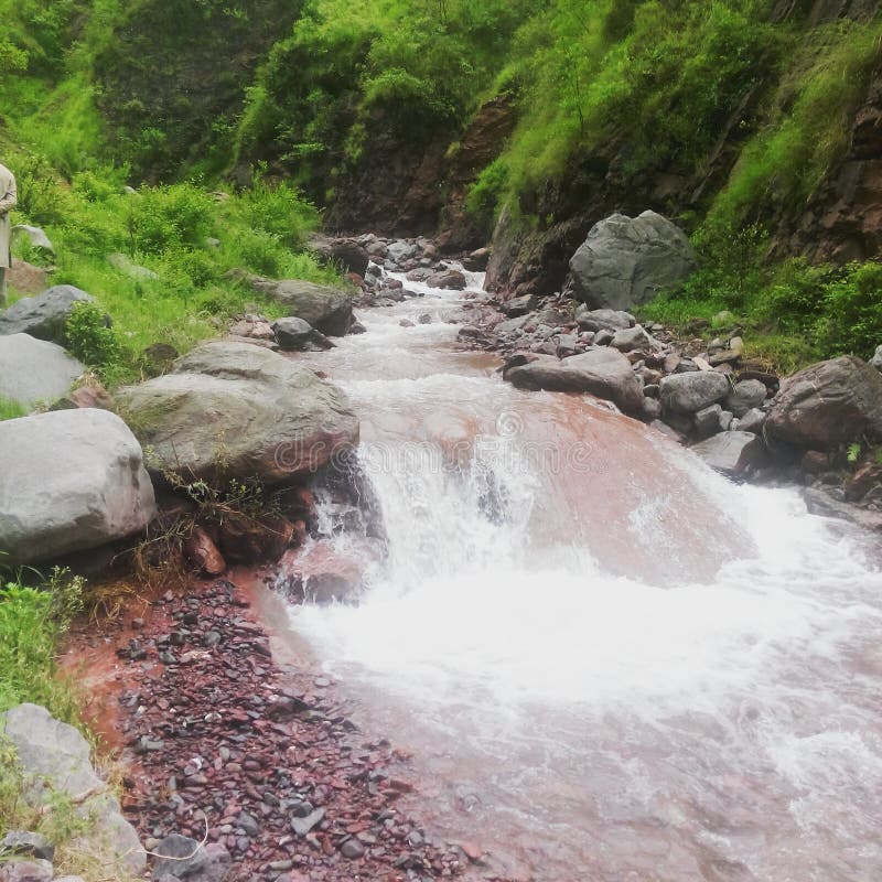 Corriente del agua dulce imagen de archivo. Imagen de necesidades