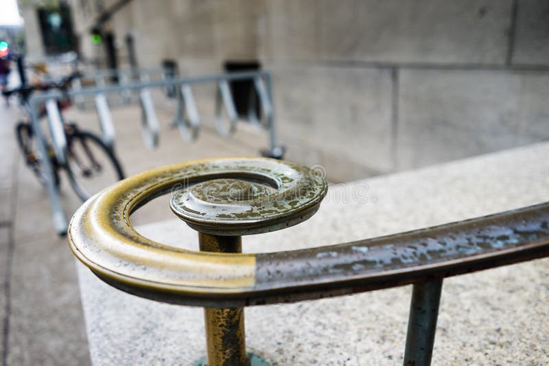 Corrimano curvo del metallo su una scala all'aperto fotografia stock Corrimano curvo del metallo su una scala all'aperto fotografia stock