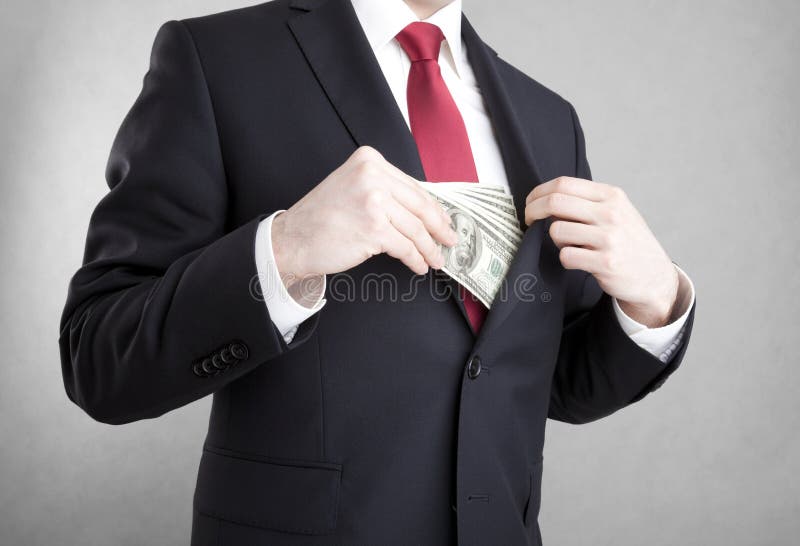 corruzione Uomo che mette soldi in tasca del rivestimento del vestito fotografia stock corruzione Uomo che mette soldi in tasca del rivestimento del vestito fotografia stock