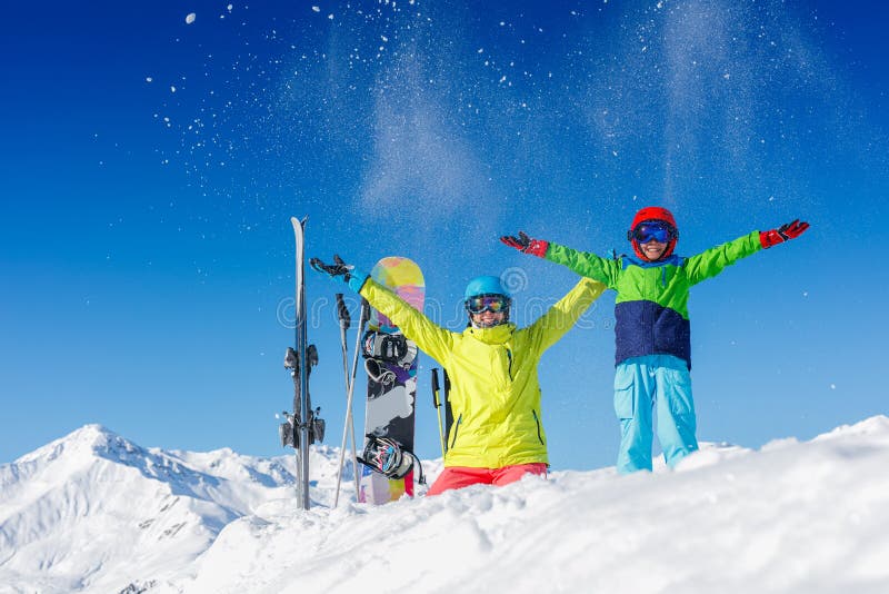 Corsa con gli sci, inverno, neve, sole e divertimento - bambini, ragazzo e ragazza divertendosi nelle alpi Corsa con gli sci del fotografie stock Corsa con gli sci, inverno, neve, sole e divertimento - bambini, ragazzo e ragazza divertendosi nelle alpi Corsa con gli sci del fotografie stock