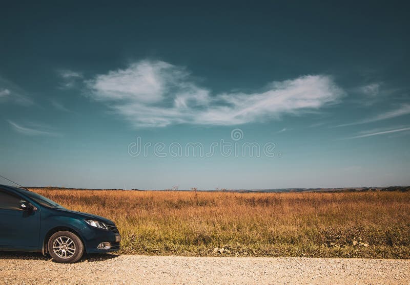 Corsa in macchina Nuvola bianca su cielo blu immagine stock libera da diritti Corsa in macchina Nuvola bianca su cielo blu immagine stock libera da diritti
