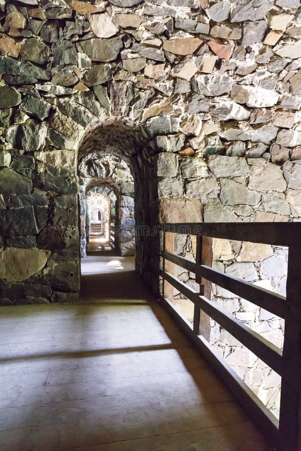 Corsi dentro le pareti della fortezza di Suomenlinna a Helsinki fotografie stock libere da diritti Corsi dentro le pareti della fortezza di Suomenlinna a Helsinki fotografie stock libere da diritti