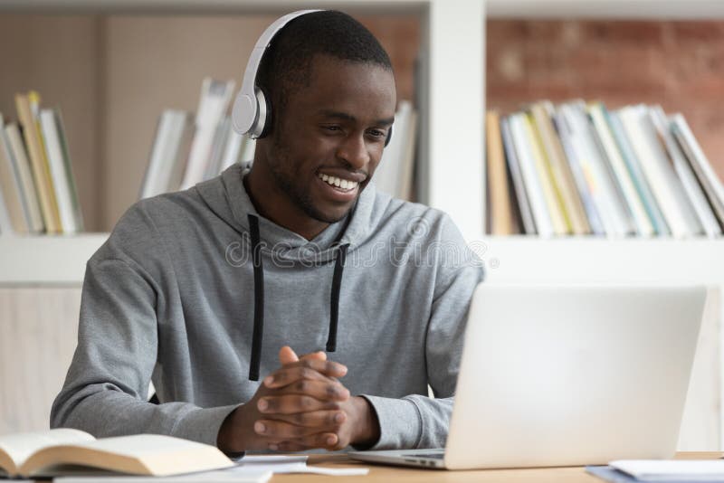 Corso di formazione online sorridente dell'orologio maschio nero al computer portatile