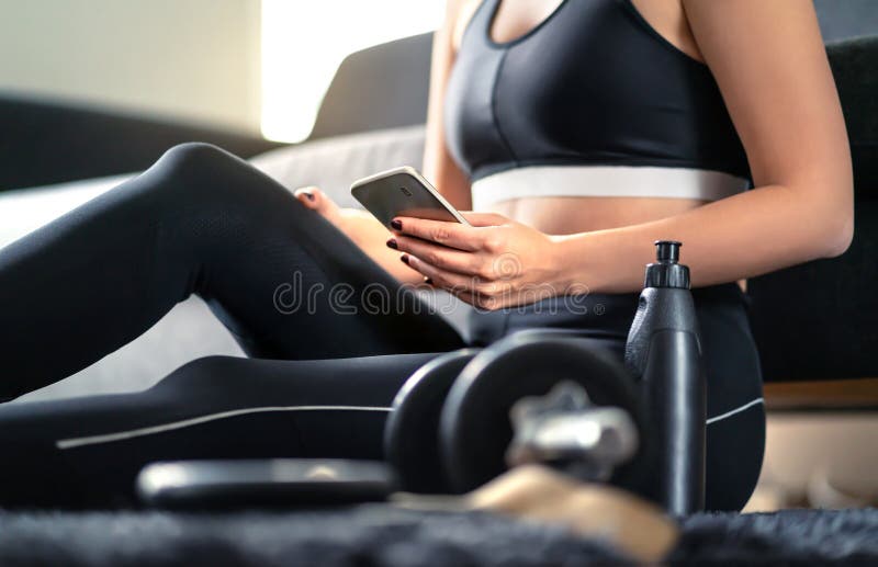 Corso online di allenamento, servizio personale dell'istruttore o app di forma fisica in telefono Donna di misura che per mezzo d immagini stock libere da diritti Corso online di allenamento, servizio personale dell'istruttore o app di forma fisica in telefono Donna di misura che per mezzo d immagini stock libere da diritti