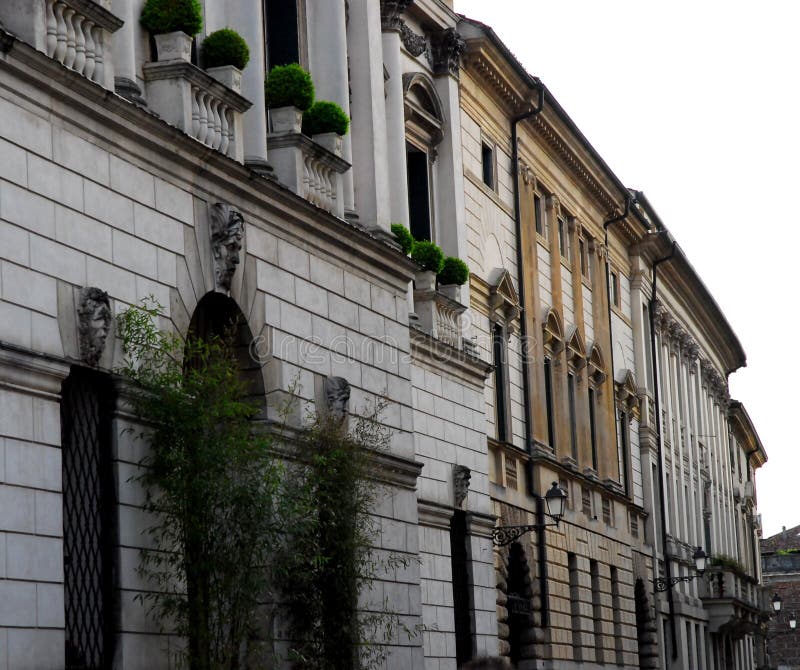 Corso Palladio με τα ιστορικά παλάτια στο Βιτσέντσα στο Βένετο (Ιταλία) στοκ φωτογραφίες Corso Palladio με τα ιστορικά παλάτια στο Βιτσέντσα στο Βένετο (Ιταλία) στοκ φωτογραφίες