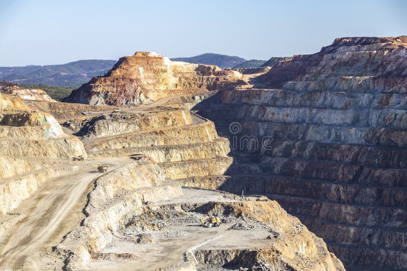 Corta atalaya cu niveluri miniere în fosa minieră deschisă. excavarea în profunzime a piritului și extracția mineralelor de cupru stock image