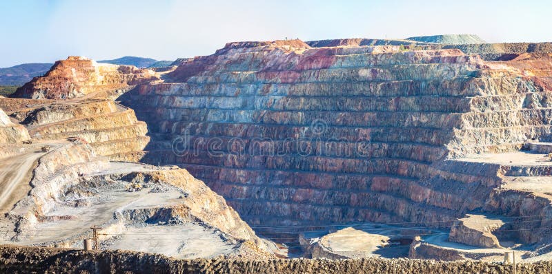 Corta atalaya cu niveluri miniere în fosa minieră deschisă. excavarea în profunzime a piritului și extracția mineralelor de cupru royalty free stock photos
