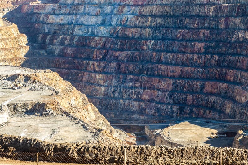Corta atalaya cu niveluri miniere în fosa minieră deschisă. excavarea în profunzime a piritului și extracția mineralelor de cupru stock image