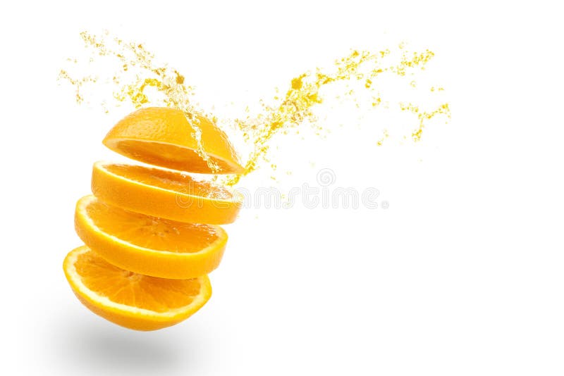 Cortado da laranja com espirro do suco no fundo branco