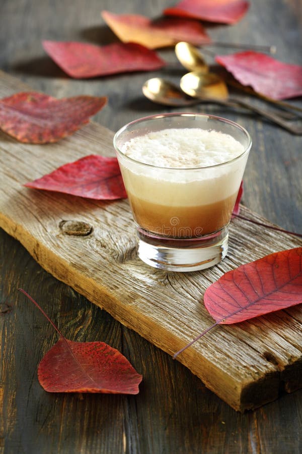 Cortado-Kaffee Espresso Mit Gepeitschter Gebackener Milch Stockfoto ...