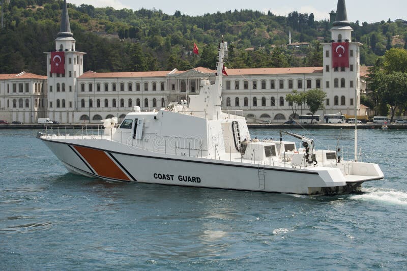 Navio da Guarda Costeira num rio foto de stock royalty free