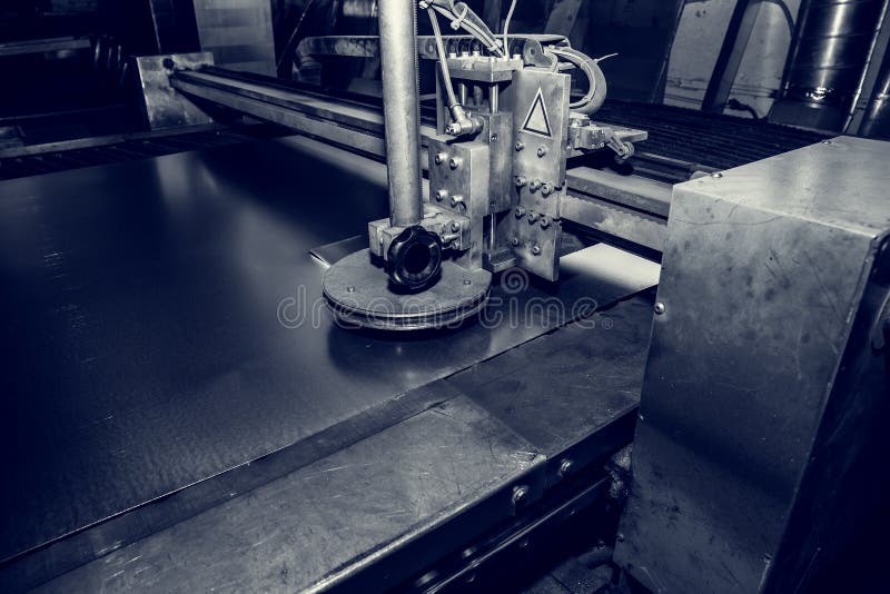Cortadora del plasma, CNC industrial para la trabajo de metalistería en industria fabril imágenes de archivo libres de regalías Cortadora del plasma, CNC industrial para la trabajo de metalistería en industria fabril imágenes de archivo libres de regalías
