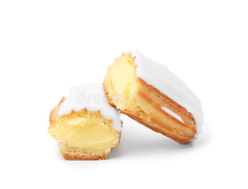 Cortar delicioso eclair recubierto de cristal aislado en blanco imagen de archivo
