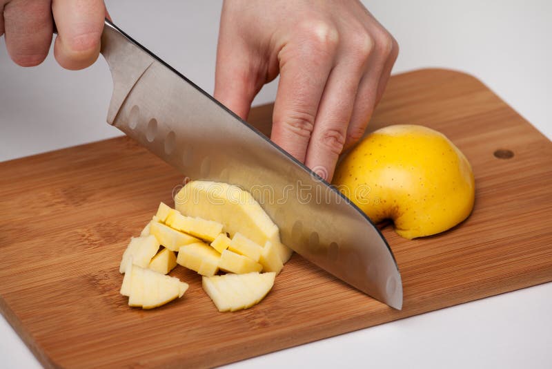 Cortar El Cuchillo De La Fruta En Una Tajadera Imagen de archivo