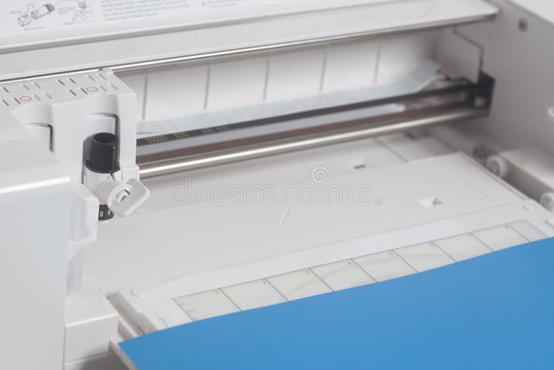 Cortar el trazador con el papel azul fotos de archivo libres de regalías Cortar el trazador con el papel azul fotos de archivo libres de regalías