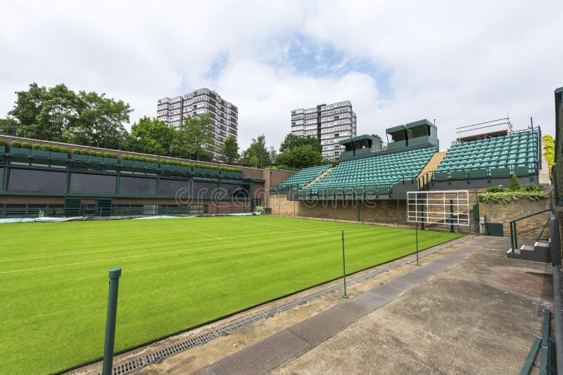 A corte central no lugar de Wimbledon imagem de stock A corte central no lugar de Wimbledon imagem de stock