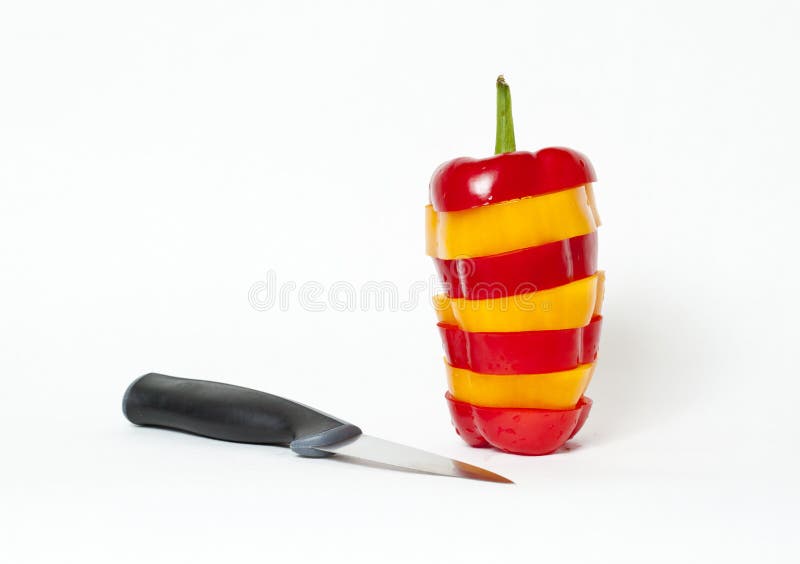 Corte da pimenta de Bell empilhado com faca fotografia de stock royalty free
