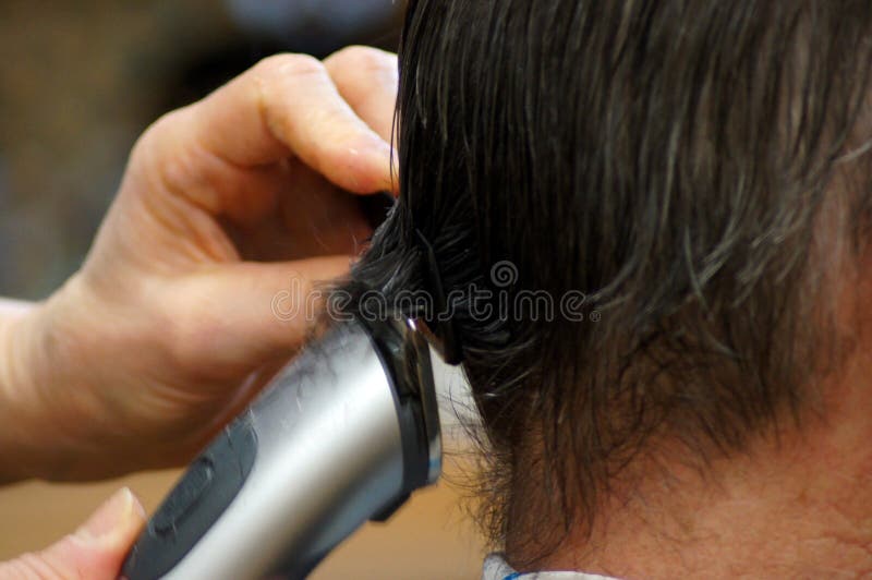 Corte de cabelo dos homens no cabeleireiro imagens de stock royalty free