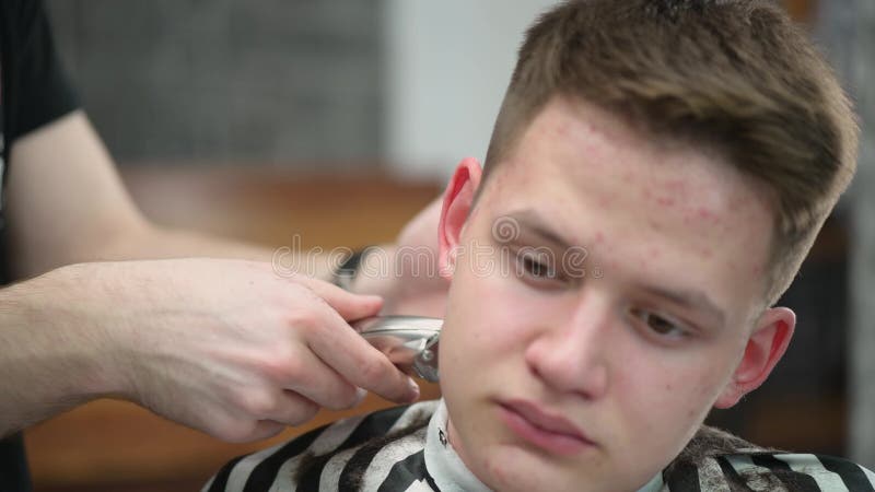 Salão. close-up de um corte de cabelo feminino, mestre em uma barbearia