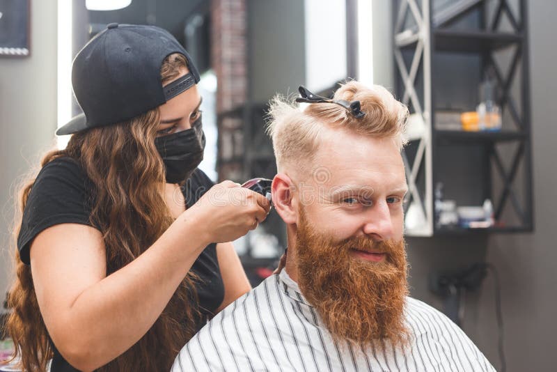 Corte De Cabelo Masculino Numa Barbearia. Cuidado Com Cabelo