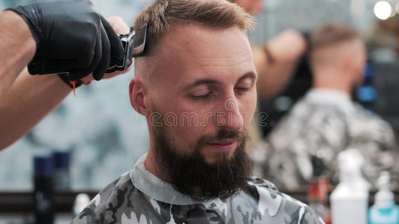 O Cabeleireiro Da Mulher Que Faz a Moderno O Corte De Cabelo Masculino Para  O Meio Envelheceu O Homem Com a Lâmina Elétrica E O P Filme - Vídeo de  habilidade, penteado: 119658502