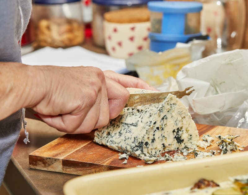 Queijo gorgonzola azul em uma tábua de corte de madeira com