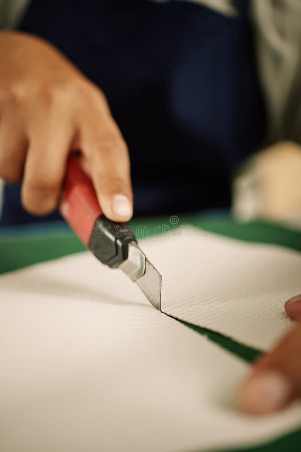 Corte de papel con cuchillas de mano o de cola para diseño de plantillas de ropa o proceso de fabricación. 4. º moda imagen de archivo