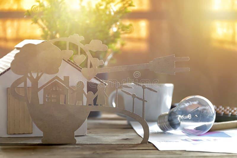 Corte de papel do eco na mesa Modelo da casa, lâmpada, pena, histórias do documento sobre as famílias de poupança de energia, fel foto de stock Corte de papel do eco na mesa Modelo da casa, lâmpada, pena, histórias do documento sobre as famílias de poupança de energia, fel foto de stock
