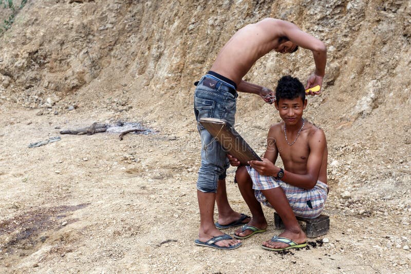 Corte de pelo local al aire libre en Chin State, Myanmar imágenes de archivo libres de regalías