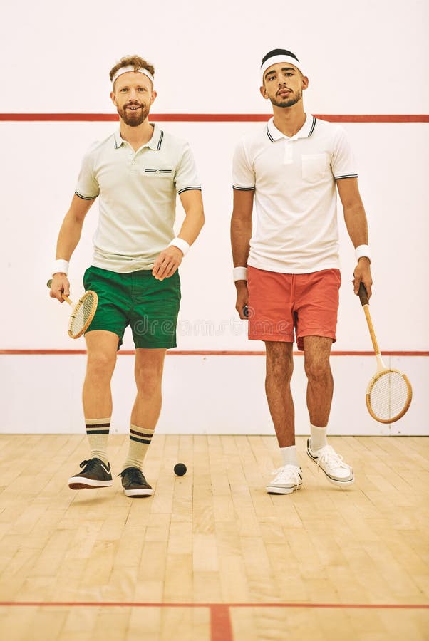 Corte de squash de retrato y hombres con aptitud deportiva y competencia con formación de confianza y salud. Futbolistas imagenes de archivo