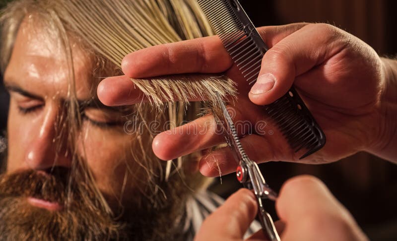 Salão. close-up de um corte de cabelo feminino, mestre em uma