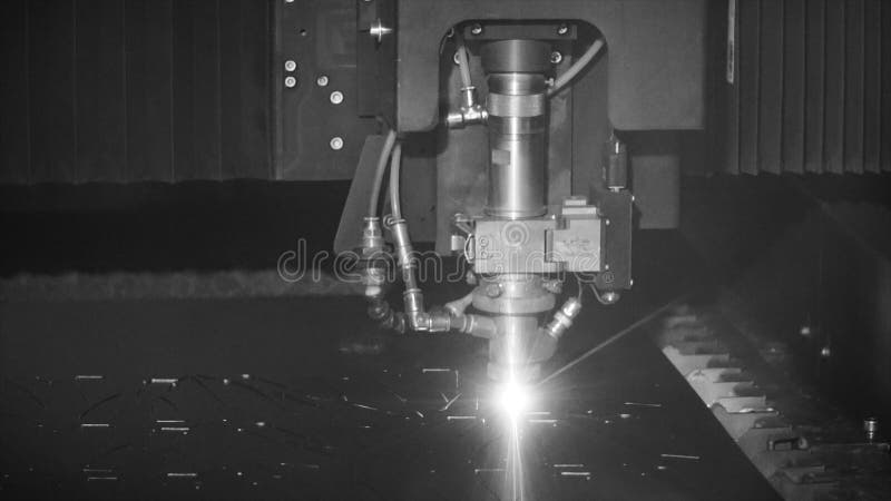 Corte do metal As faíscas voam do laser, monocromático grampo Tecnologia da máquina de corte do laser Corte industrial do laser foto de stock royalty free Corte do metal As faíscas voam do laser, monocromático grampo Tecnologia da máquina de corte do laser Corte industrial do laser foto de stock royalty free