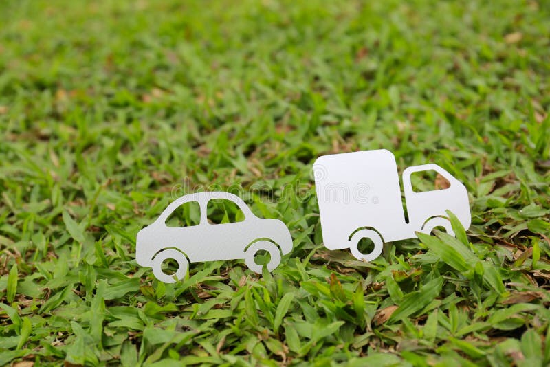 O Caminhão Basculante Colorido Grande Do Brinquedo Está Em Um Coto Na Grama  Verde Imagem de Stock - Imagem de fofofo, jogo: 153237617