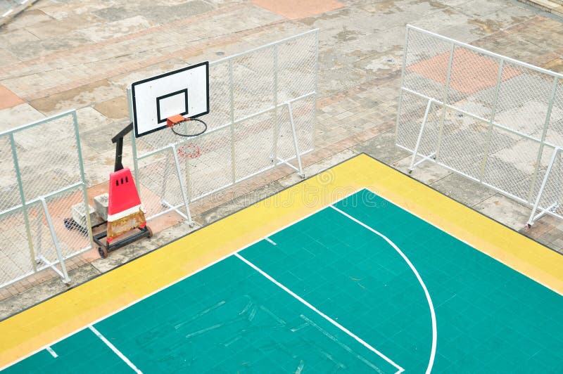 Corte exterior, basquetebol da bola da cesta da rua foto de stock Corte exterior, basquetebol da bola da cesta da rua foto de stock