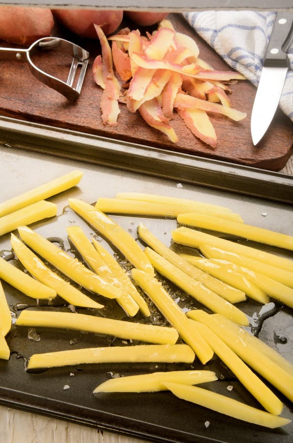 Corte recentemente batatas fritas em uma lata da repreensão imagem de stock
