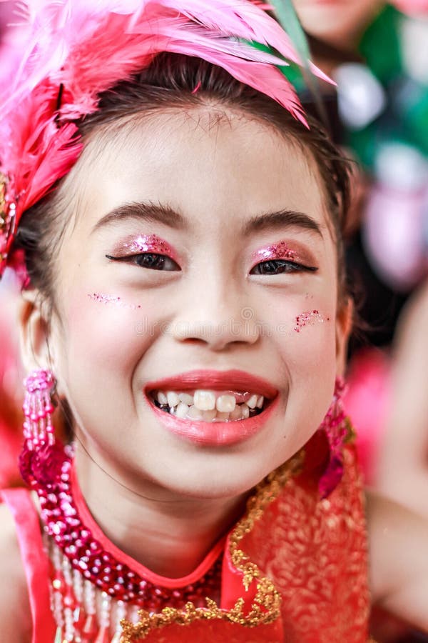 Cortei di bambini con un solo sorriso sulle labbra fotografia stock libera da diritti