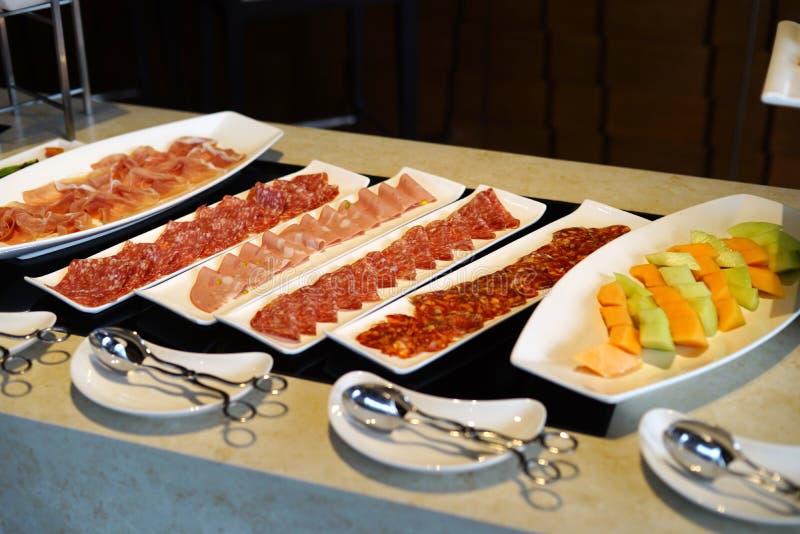 Carne De Vaca Asada, Pastrami En Tabla De Cortar De La Pizarra Cierre