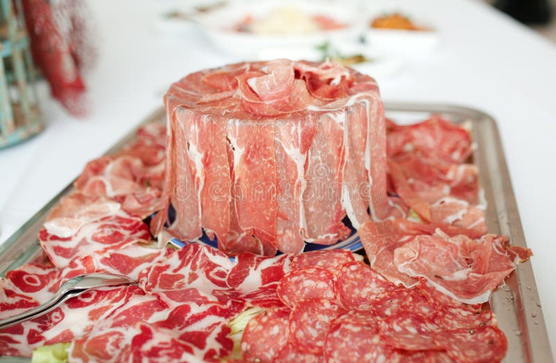 Cortes fríos cortados deliciosos jamón y salami italianos imágenes de archivo libres de regalías Cortes fríos cortados deliciosos jamón y salami italianos imágenes de archivo libres de regalías