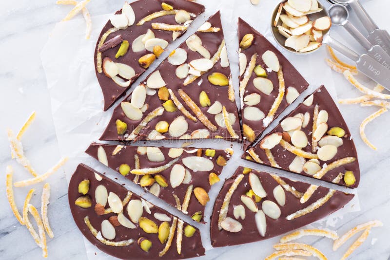 Corteza del chocolate de las almendras, de la cáscara de naranja y de la sal fotografía de archivo libre de regalías Corteza del chocolate de las almendras, de la cáscara de naranja y de la sal fotografía de archivo libre de regalías