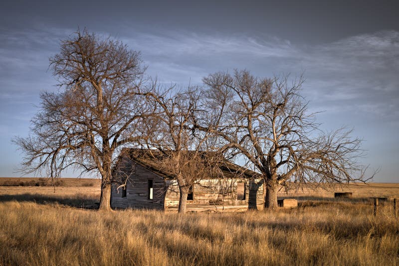 Cortijo abandonado viejo en la pradera de Colorado en la puesta del sol imagen de archivo libre de regalías Cortijo abandonado viejo en la pradera de Colorado en la puesta del sol imagen de archivo libre de regalías