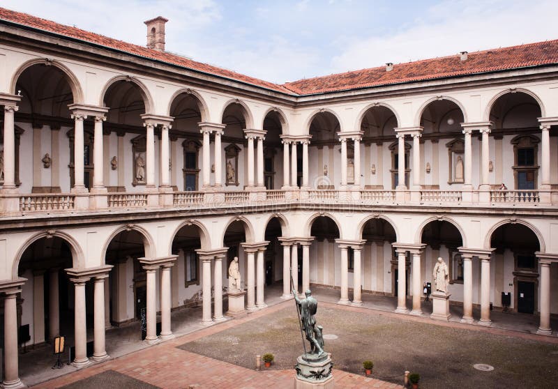 Cortile del palazzo di Brera a Milano. fotografia stock libera da diritti Cortile del palazzo di Brera a Milano. fotografia stock libera da diritti