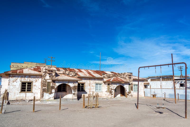 Cortile della scuola in città abbandonata fotografia stock libera da diritti Cortile della scuola in città abbandonata fotografia stock libera da diritti