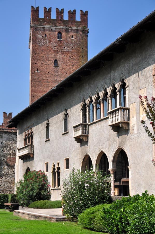 Cortile di precedente terra di parata all'interno dei motivi di Castelvecchio, Verona immagini stock Cortile di precedente terra di parata all'interno dei motivi di Castelvecchio, Verona immagini stock
