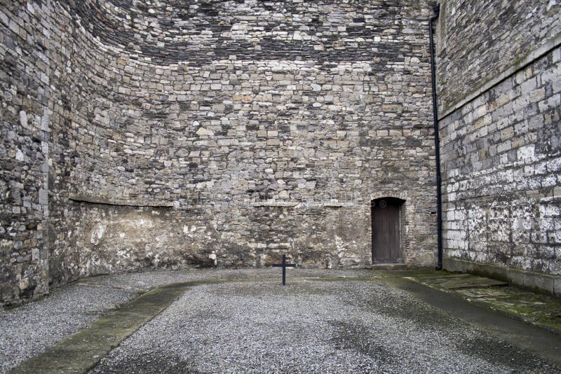 Cortile di vecchia prigione Kilmainham di Dublino
