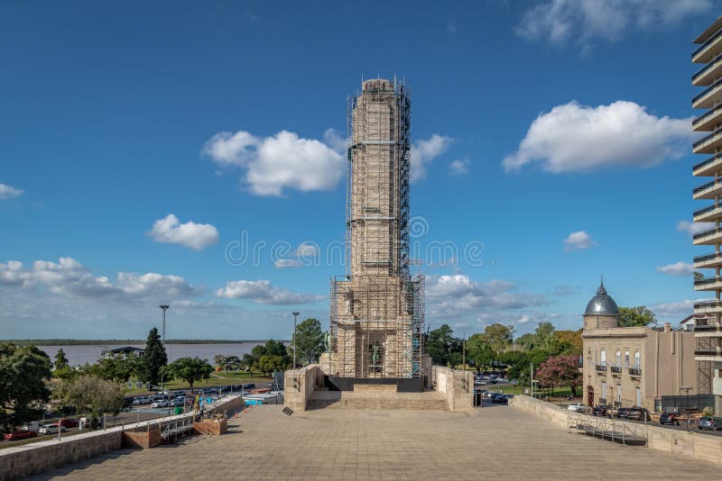 Cortile e torre civici nell'ambito delle riparazioni della bandiera nazionale Monumento commemorativo Nacional una La Bandera - R immagini stock Cortile e torre civici nell'ambito delle riparazioni della bandiera nazionale Monumento commemorativo Nacional una La Bandera - R immagini stock