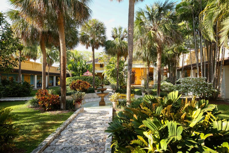 Cortile in Fort Lauderdale, Florida, U.S.A. della Camera del cofano immagine stock libera da diritti Cortile in Fort Lauderdale, Florida, U.S.A. della Camera del cofano immagine stock libera da diritti