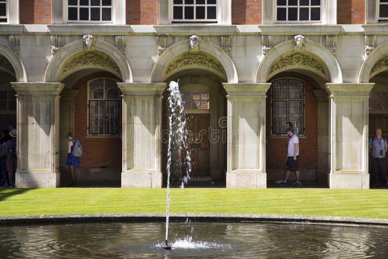 Cortile a Hampton Court Palace che originalmente è stato costruito per il cardinale Thomas Wolsey 1515, più successivamente fotografie stock Cortile a Hampton Court Palace che originalmente è stato costruito per il cardinale Thomas Wolsey 1515, più successivamente fotografie stock
