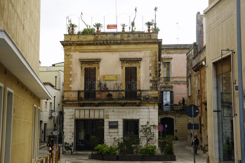 Cortile incantante con il balcone con le piante fertili come esempio della casa in affitto barrocco tipica immagini stock Cortile incantante con il balcone con le piante fertili come esempio della casa in affitto barrocco tipica immagini stock