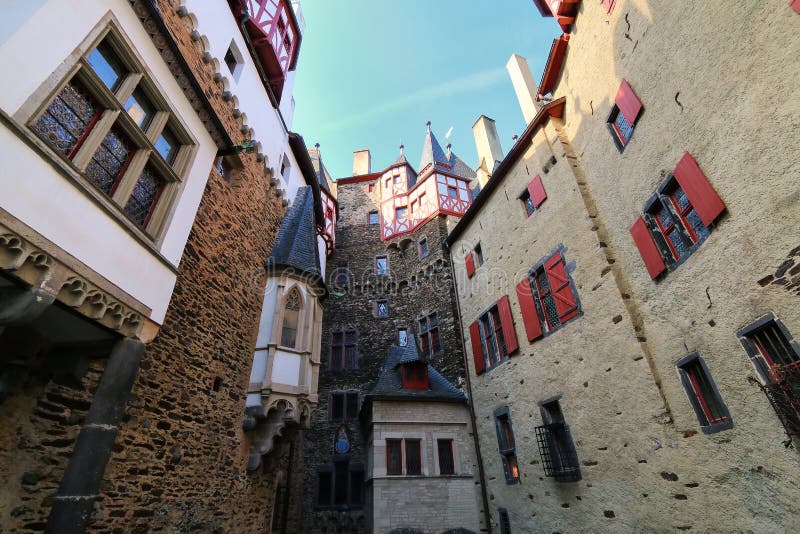 Cortile Interno Circostante Delle Pareti Del Castello Di Eltz Nel Renania Pa Immagine Stock Immagine Di Destinazione Forte