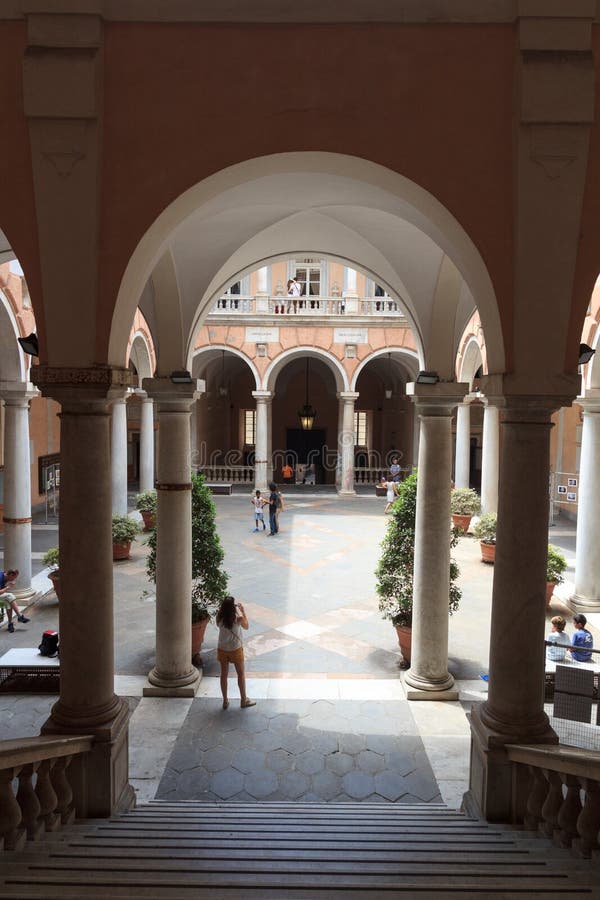 Cortile interno del palazzo Palazzo Doria Tursi, Genova fotografia stock Cortile interno del palazzo Palazzo Doria Tursi, Genova fotografia stock